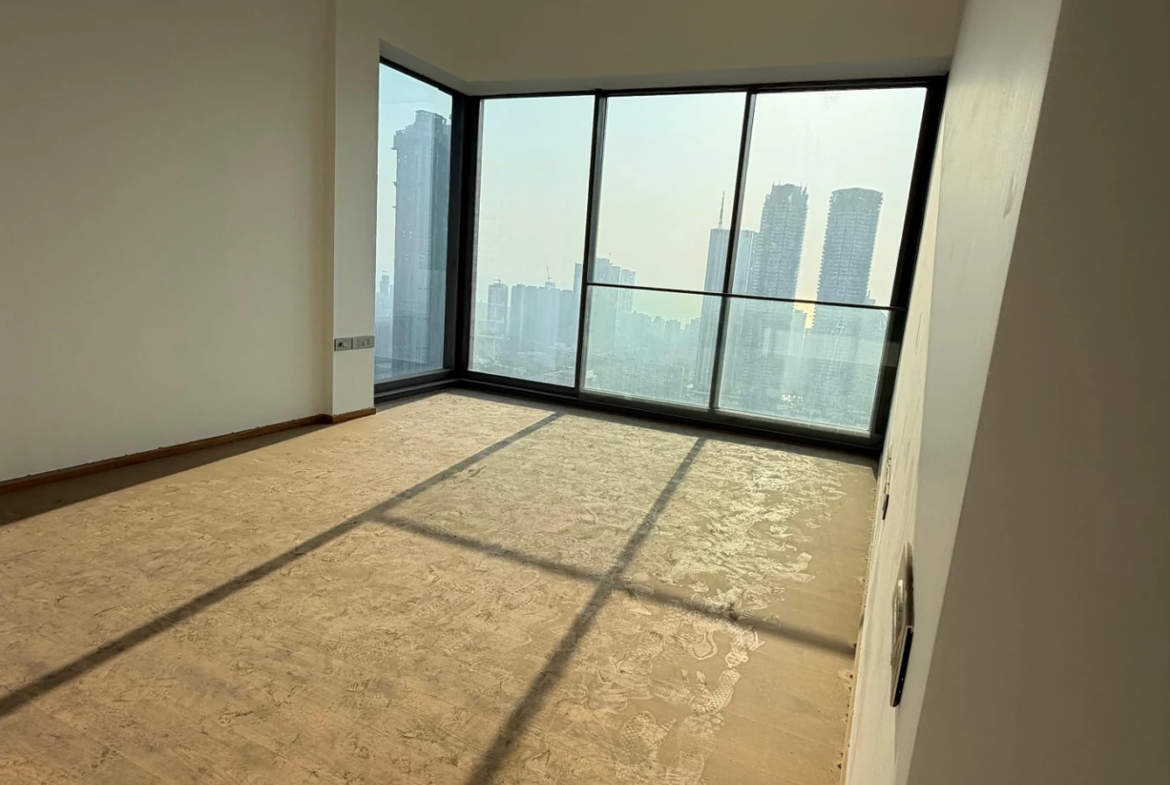 Bedroom with corner glass windows and Mumbai skyline view on the 45th floor at Rustomjee Crown, Prabhadevi