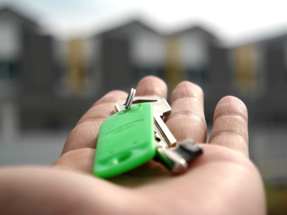 Handing over the keys to a rented flat