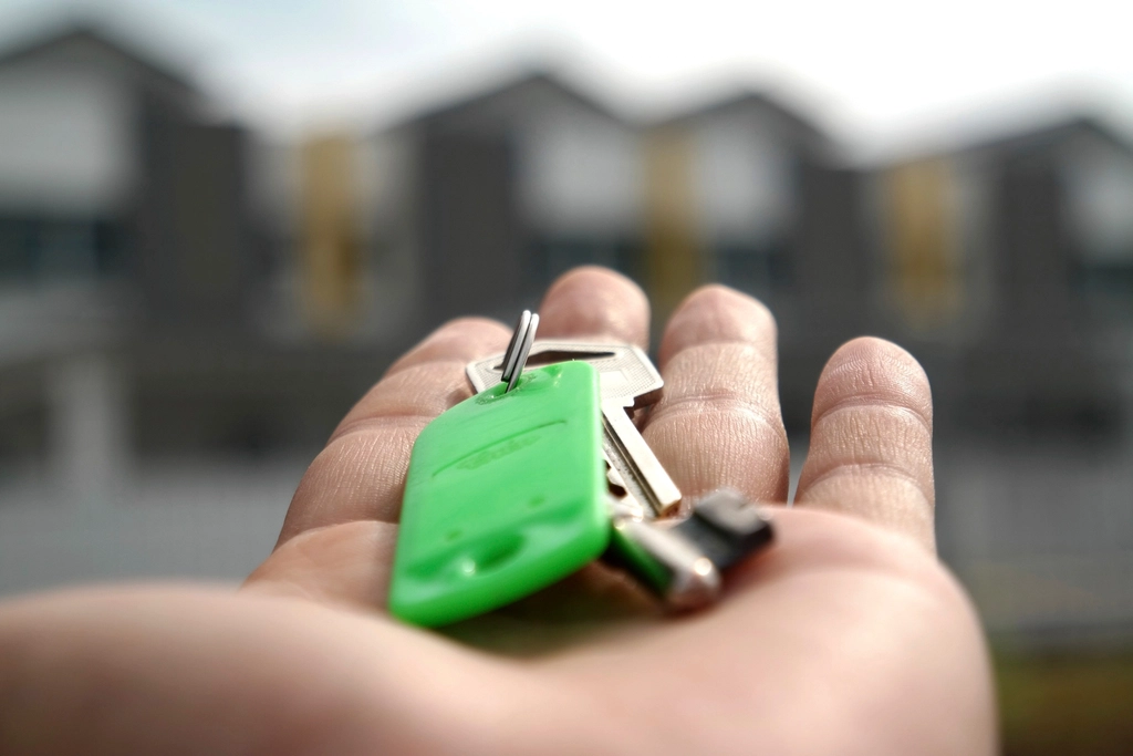 Handing over the keys to a rented flat